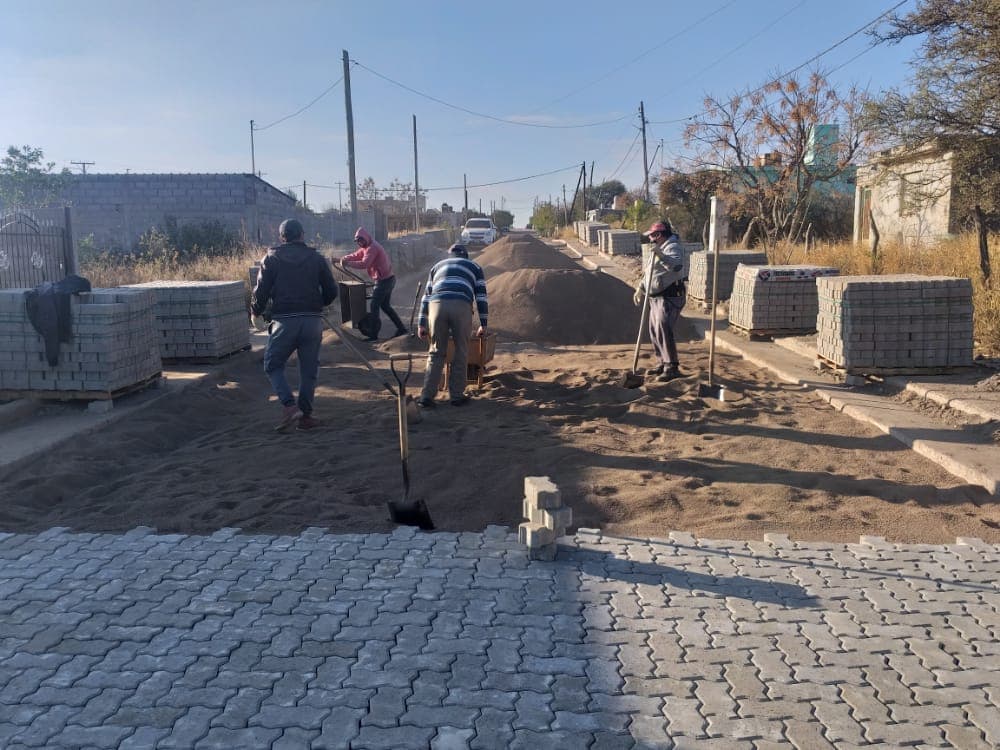 Avanza la construcción de pavimento articulado en Villa Ojo de Agua