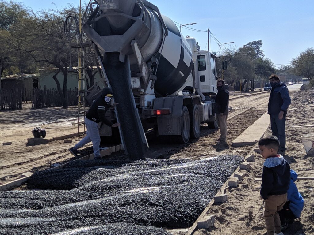 Inició una nueva obra de pavimentación en el barrio Arroyito de Beltrán