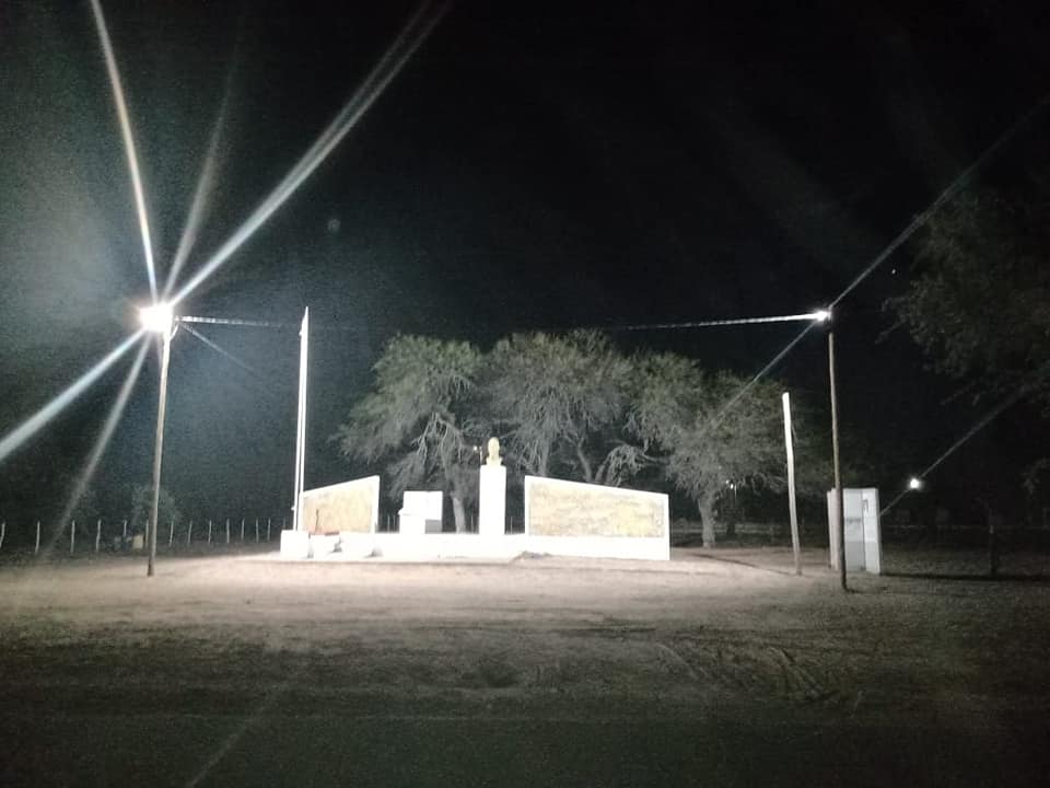 Realizan tareas de iluminación en sectores históricos de Manogasta