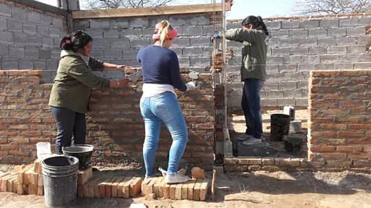 Rompiendo estereotipos: mujeres se dedican a la construcción de viviendas