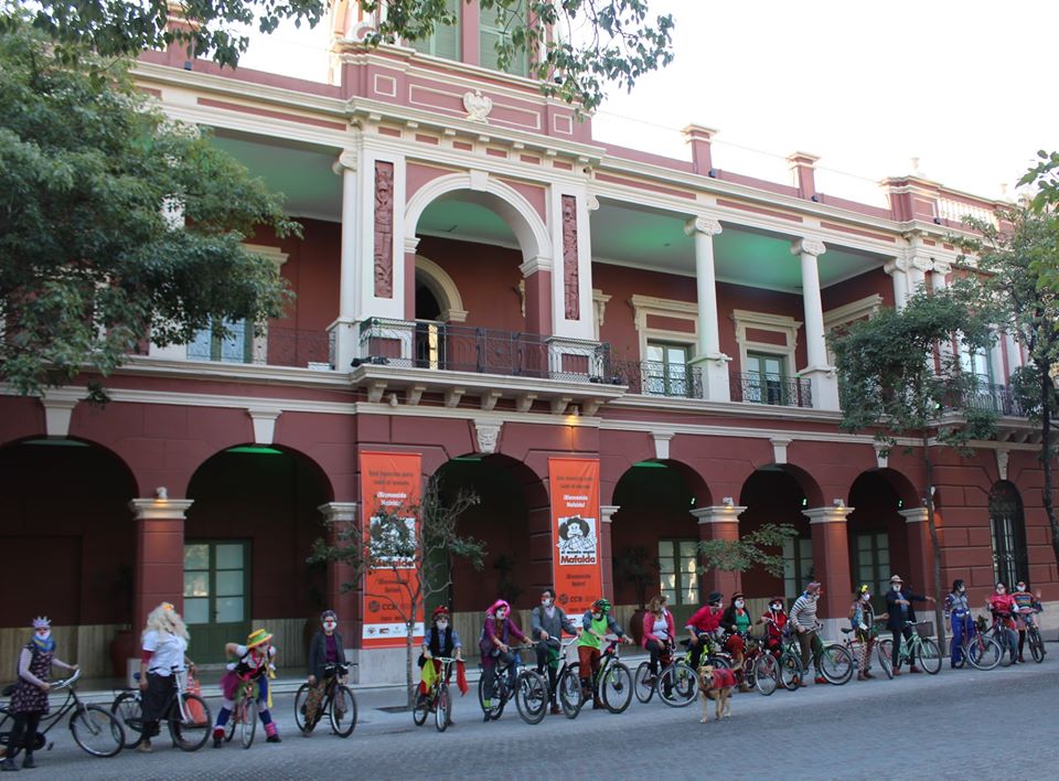 Montados en bici y vestidos de payasos, artistas recorrieron las calles de Santiago Montados en bici y vestidos de payasos, artistas recorrieron las calles de Santiago