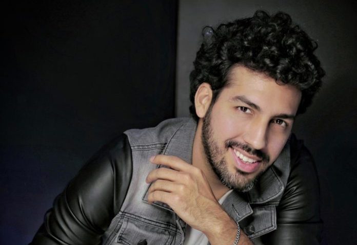 Santiago Alvarado debuta como “cantautor” con el estreno de “Te cuido de cerca”