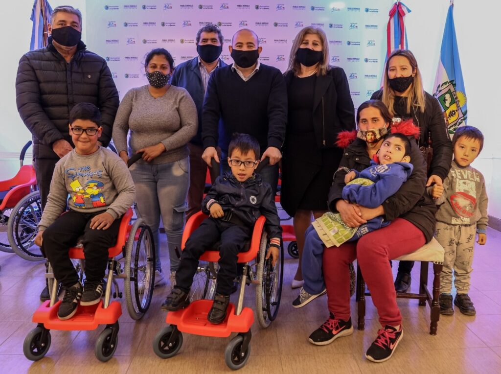 Mirolo y Fabiola Yáñez entregaron sillas de ruedas a trece chicos de la provincia