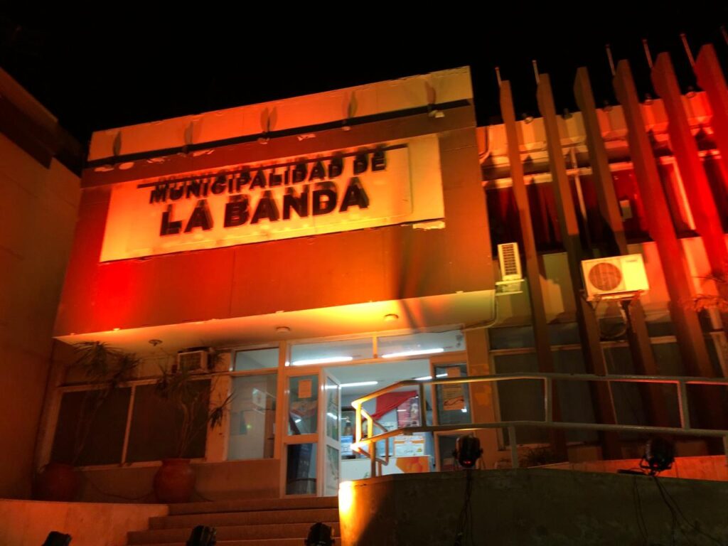 TDAH: Los palacios municipales de Capital y La Banda se vistieron de naranja
