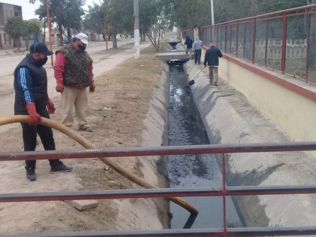 Realizan la limpieza de desagües en los barrios de Clodomira Realizan la limpieza de desagües en los barrios de Clodomira