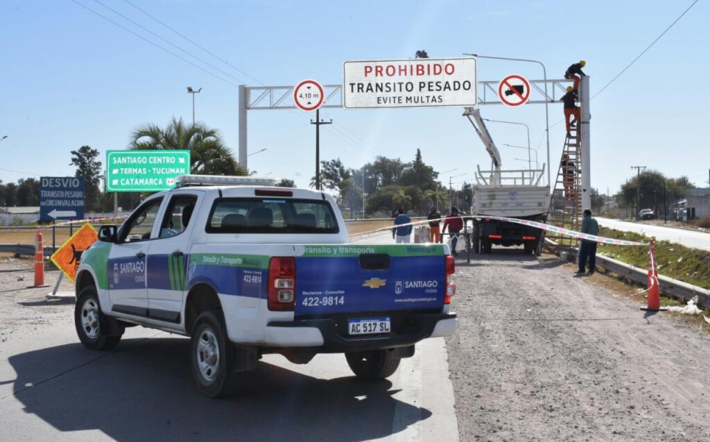 Instalan limitador de altura para evitar el ingreso de vehículos de gran porte