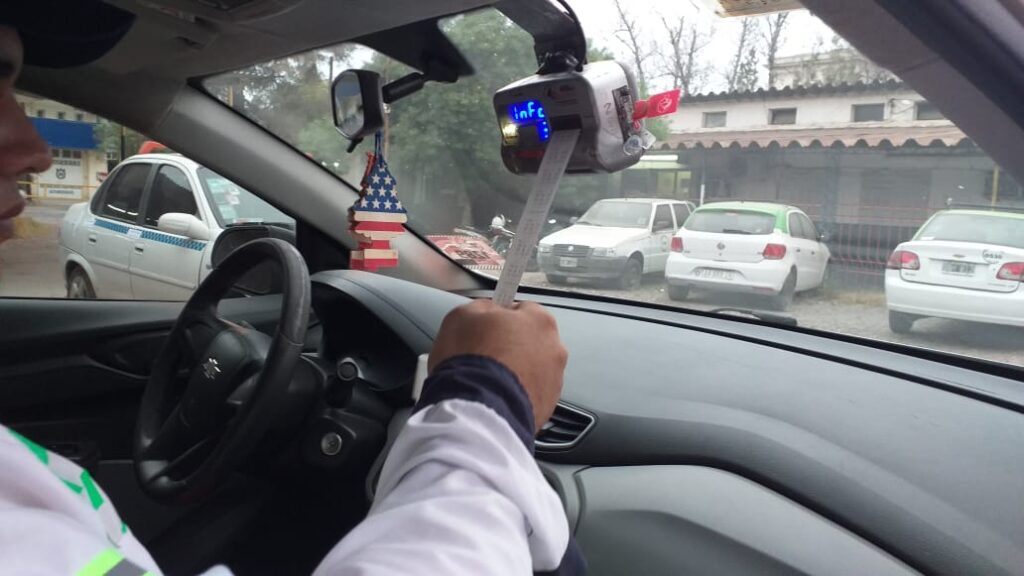 Capital: Inhabilitaron a un chofer de taxi por cobrar una tarifa indebida Capital: Inhabilitaron a un chofer de taxi por cobrar una tarifa indebida