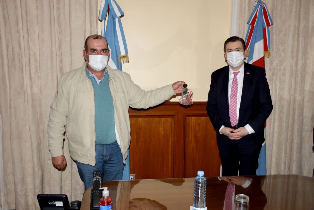 Municipios y comisiones recibieron vehículos 0 KM