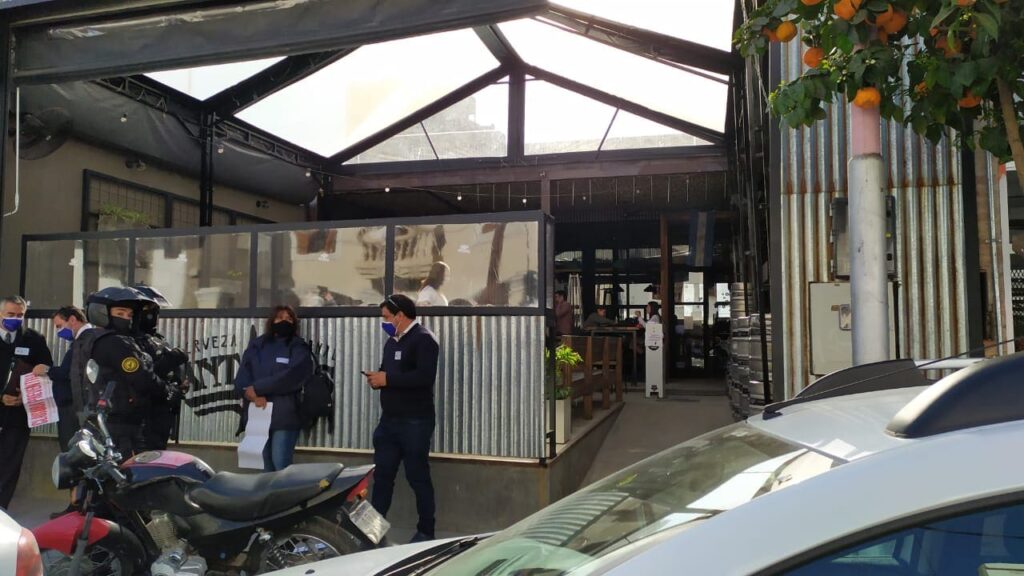 Clausuran una cervecería céntrica por no respetar el distanciamiento social