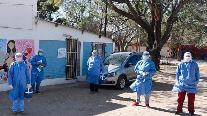 Por casos positivos, realizan testeo rápido en dos barrios de la Capital