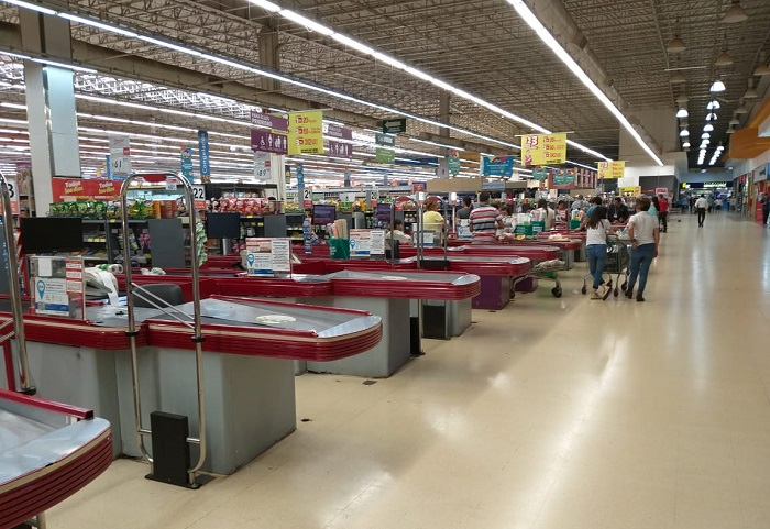 Cierran el hipermercado por una empleada sospechosa de covid