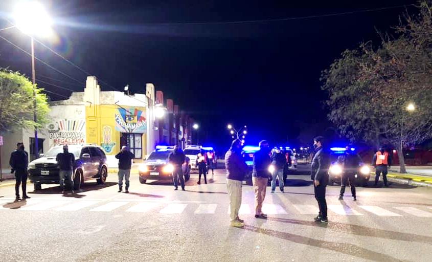 Envían más de cien policías a Sumampa para frenar el brote de covid