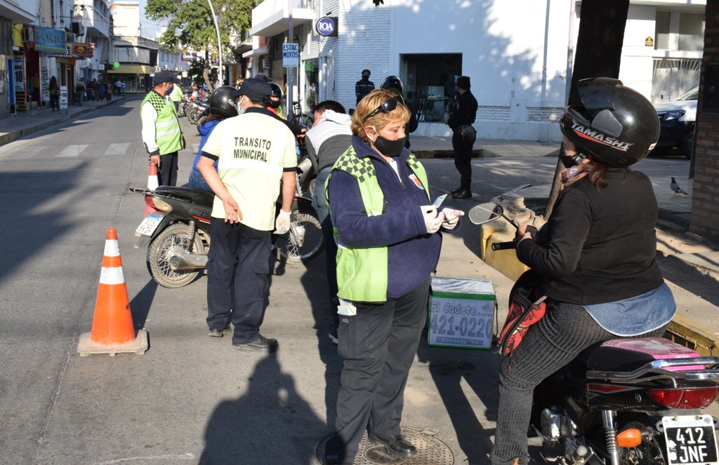 Ajustan controles en las calles, accesos y comercios capitalinos