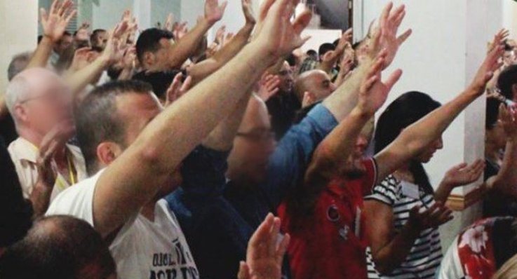 Detienen a 30 evangélicos por violar el máximo permitido en un templo