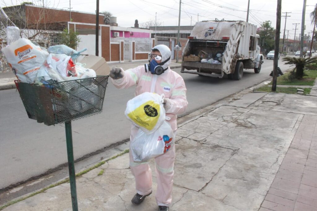Levantar la basura, tarea de alto riesgo en los barrios Colón y Rivadavia Levantar la basura, tarea de alto riesgo en los barrios Colón y Rivadavia