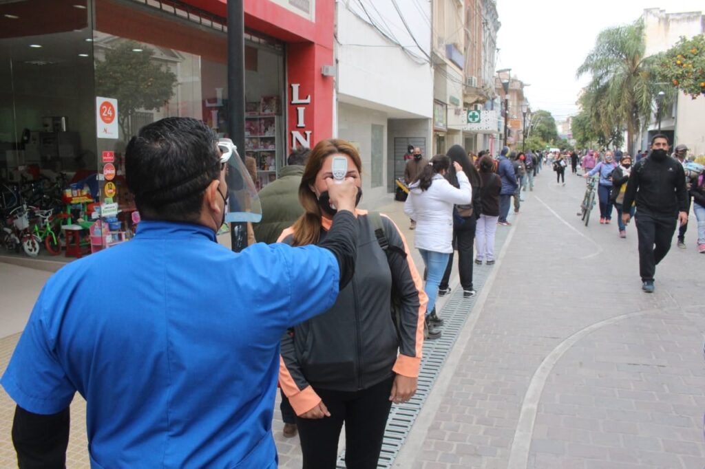 Realizan testeos de temperatura a quienes circulan por el centro capitalino Realizan testeos de temperatura a quienes circulan por el centro capitalino