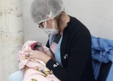 Enfermera le da de mamar a un recién nacido y su foto se volvió viral Enfermera le da de mamar a un recién nacido y su foto se volvió viral