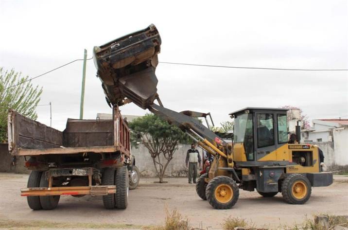 Retiraron de la vía pública vehículos abandonados en el barrio Parque Industrial
