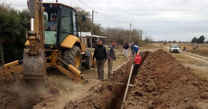 Amplían la red de agua potable para decenas de familias en Pinto