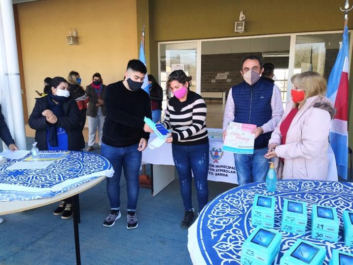 Jóvenes de Estación Simbolar recibieron tablets y cartillas de enseñanza