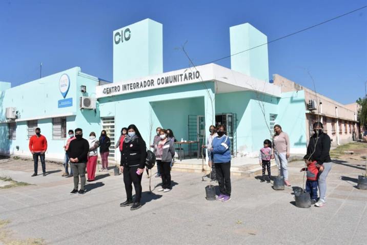 Vecinos continúan asumiendo el compromiso de cuidar y adoptar árboles Vecinos continúan asumiendo el compromiso de cuidar y adoptar árboles