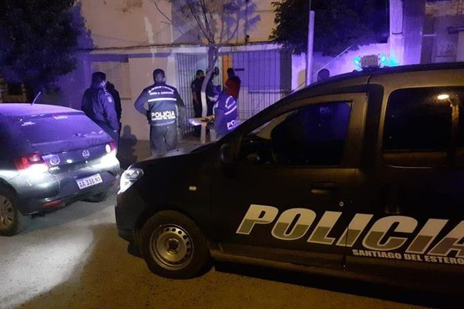 Detienen a una decena de gendarmes en una fiesta clandestina Detienen a una decena de gendarmes en una fiesta clandestina