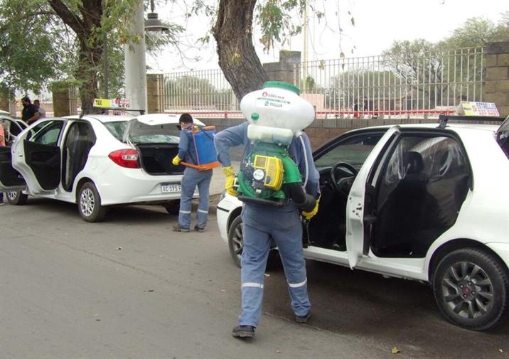 Sanitizan autos y locales de radiotaxis para prevenir contagios