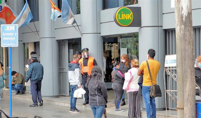 Inició el pago de sueldos a la administración pública Inició el pago de sueldos a la administración pública