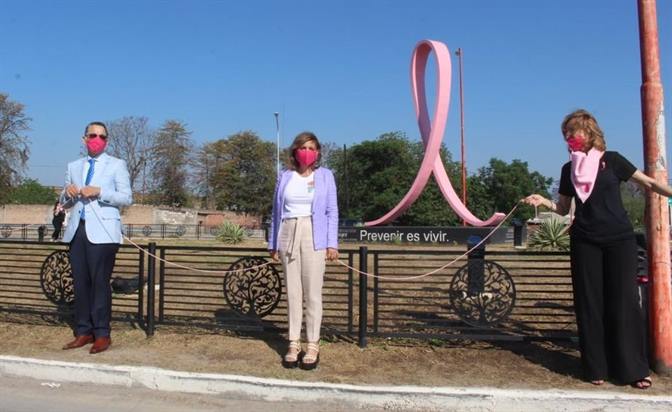 Abrazo simbólico al monumento del lazo rosa por la Lucha Contra el Cáncer de Mama