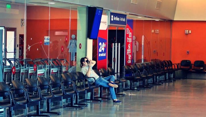 Oficializan los protocolos para viajar en avión y micros