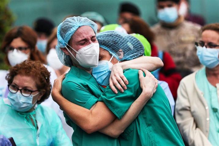 “Los médicos de Santiago estamos atravesados por el dolor. Ha muerto una colega”