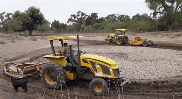 Realizan limpieza de represas en parajes del departamento Avellaneda