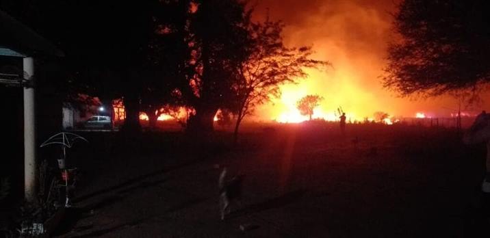 Un enorme incendio causó pánico muy cerca de Forres Un enorme incendio causó pánico muy cerca de Forres