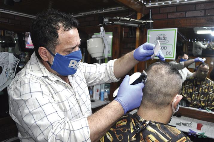 Policía debía aislarse, pero fue al peluquero y terminó preso Policía debía aislarse, pero fue al peluquero y terminó preso