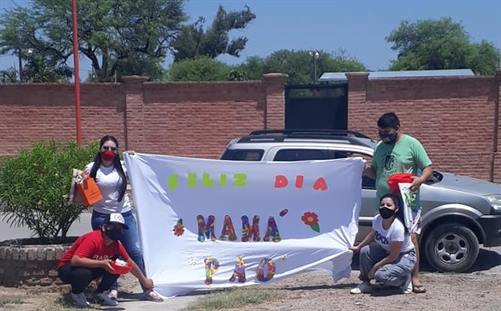 Una sorpresa que le cambió su día a una madre con covid