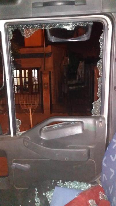 Atacan a piedrazos a municipales y dañan un camión recolector Atacan a piedrazos a municipales y dañan un camión recolector