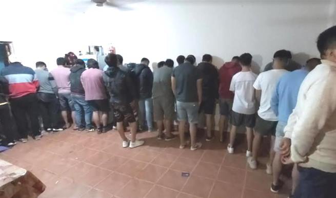 Tenía 20 personas de fiesta en su casa y dijo que no las conocía Tenía 20 personas de fiesta en su casa y dijo que no las conocía
