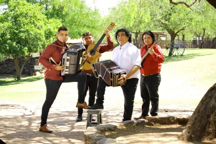 Saúl y Los Palmareños prepara un show online desde Santiago al mundo Saúl y Los Palmareños prepara un show online desde Santiago al mundo