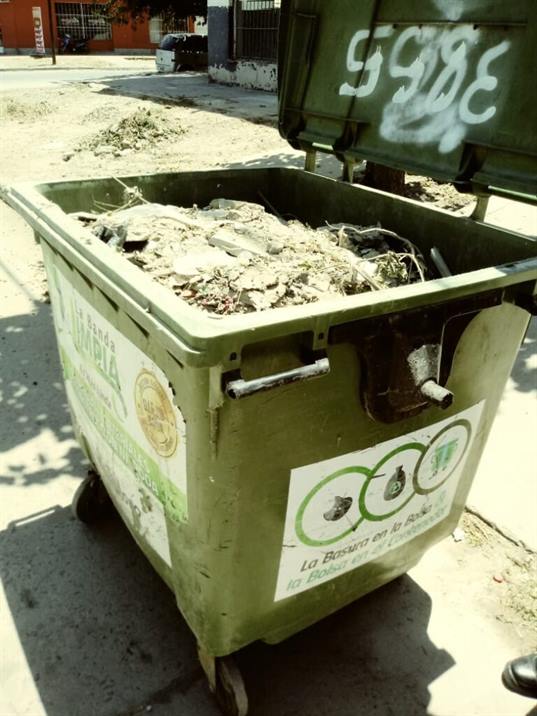 Sancionan a un vecino por arrojar escombros en un contenedor ecológico