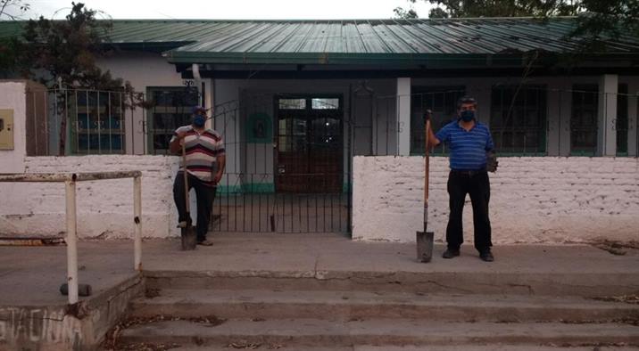 Plantaron algarrobos en una emblemática escuela de Clodomira