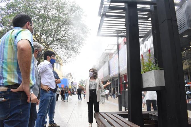 Instalan estaciones de descanso en la peatonal Tucumán