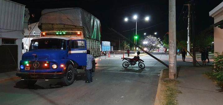 Un camión provocó caos en pleno centro de Fernández Un camión provocó caos en pleno centro de Fernández