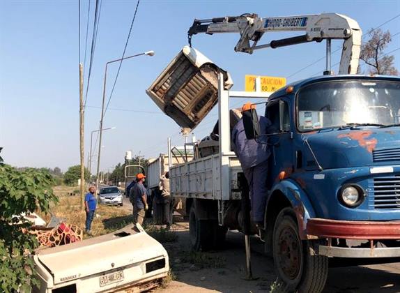 Toneladas de chatarra son retiradas de las calles bandeñas