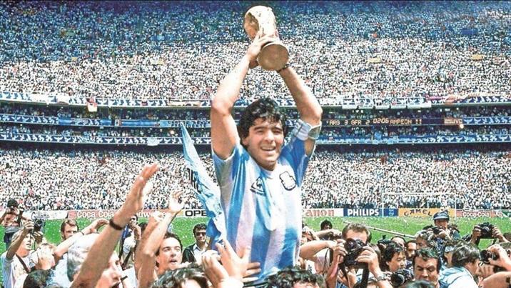 Santiago y el mundo lloran la muerte de Diego Maradona Santiago y el mundo lloran la muerte de Diego Maradona