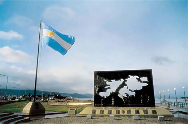 Se cumplen 200 años del primer izamiento de la bandera nacional en las Malvinas