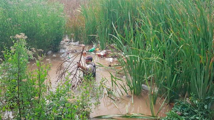 Limpian desagües pluviales obstruidos con basura en Añatuya