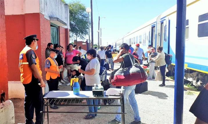 Fuerte control sanitario en la estación de trenes de Colonia Dora Fuerte control sanitario en la estación de trenes de Colonia Dora