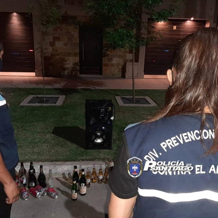Funcionaria judicial huyó en traje de baño de una fiesta ilegal
