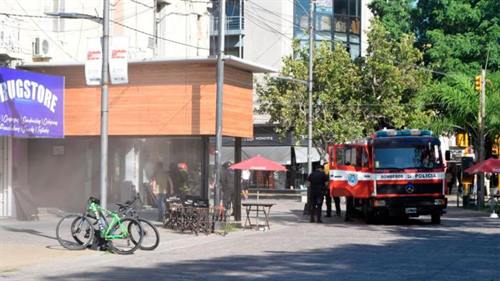 Un incendio en un bar céntrico alteró la mañana capitalina