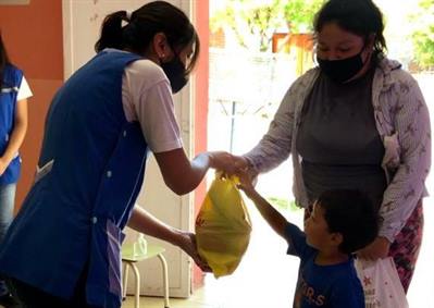 Entregaron unidades alimentarias a decenas de alumnos bandeños Entregaron unidades alimentarias a decenas de alumnos bandeños